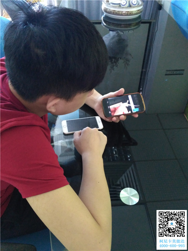 科頤辦公工程師在視頻教客戶安裝柯尼卡美能達246復印機 科頤辦公工程師在視頻教客戶安裝柯尼卡美能達246復印機