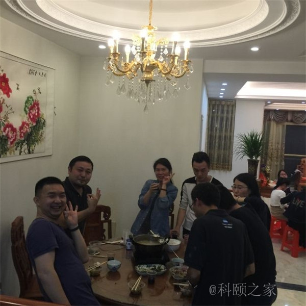 科頤家人一起吃團(tuán)圓飯，并送上對(duì)大家的祝福-科頤辦公