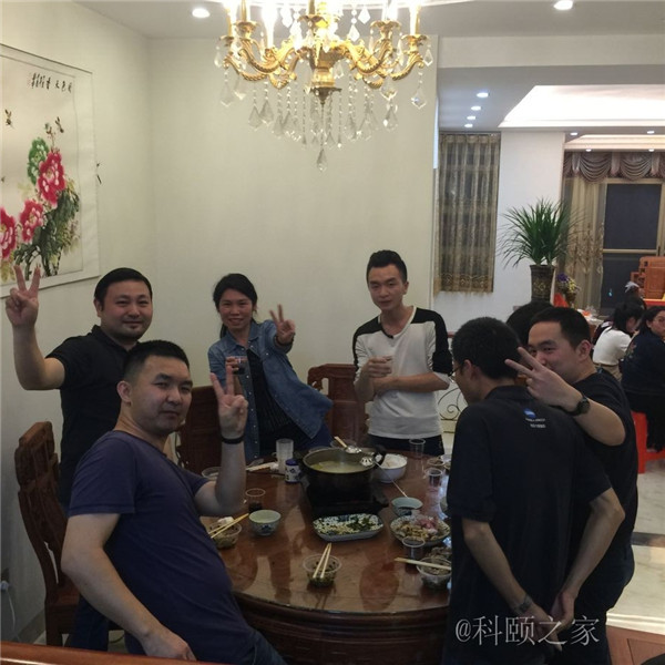 科頤家人一起吃團(tuán)圓飯，并送上對(duì)大家的祝福-科頤辦公