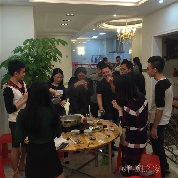 科頤兩位老板過(guò)來(lái)敬酒，大家苦樂(lè)融融-科頤辦公