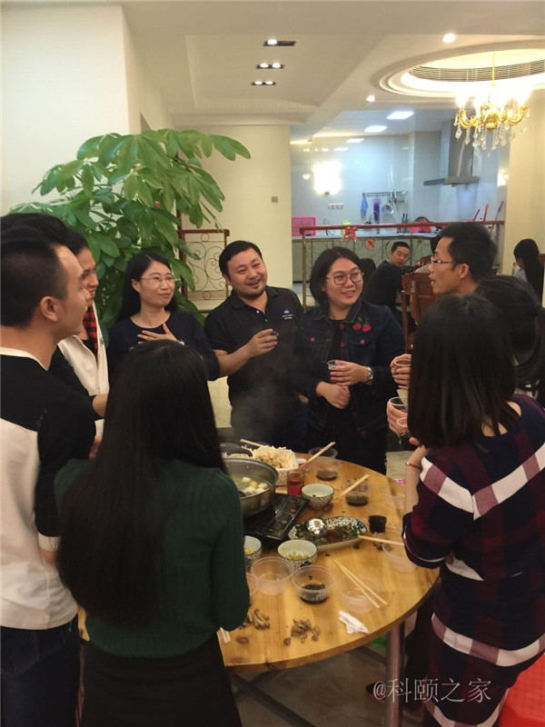 科頤兩位老板過(guò)來(lái)敬酒，大家苦樂(lè)融融-科頤辦公