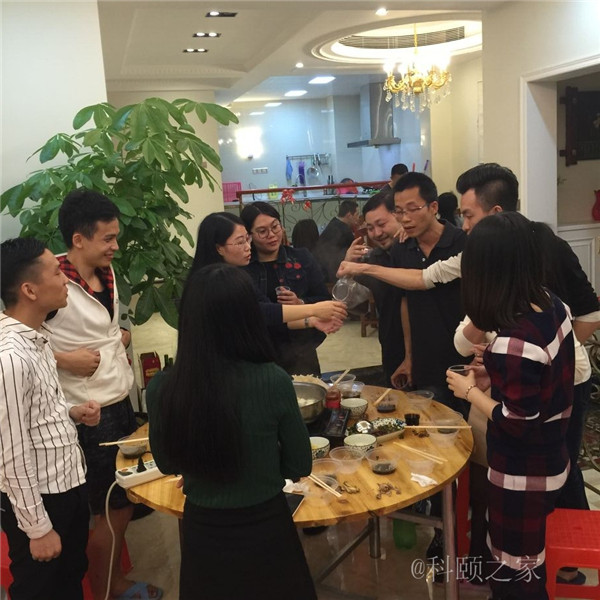 科頤兩位老板過(guò)來(lái)敬酒，大家苦樂(lè)融融-科頤辦公