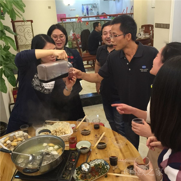 科頤兩位老板過(guò)來(lái)敬酒，大家苦樂(lè)融融-科頤辦公