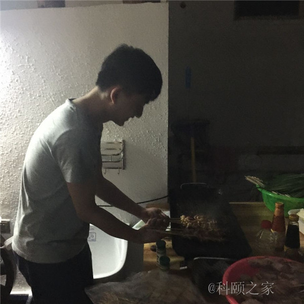 科頤辦公專業(yè)修機(jī)器的蔡師傅，搖身變專業(yè)燒烤師傅了-科頤辦公
