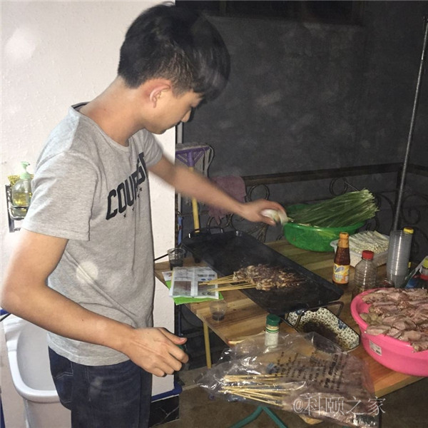 科頤辦公專業(yè)修機(jī)器的蔡師傅，搖身變專業(yè)燒烤師傅了-科頤辦公