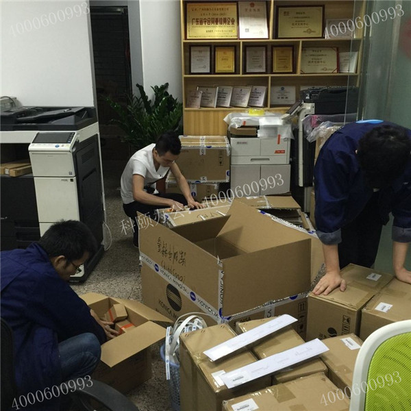 全新原裝柯尼卡美能達復印機配件回貨，同事在整理-科頤辦公